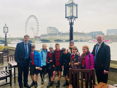 Steve Brine welcomed a lively group of year 6 children from Itchen Abbas Primary School to the Houses of Parliament.  The children, and staff, received a tour of the Palace of Westminster with the Education service, before meeting up with their MP for a lively Q&A session over lunch with a trip via the Terrace for a photo by the River Thames.  Steve told them about his role as an MP in the Commons and his job as a constituency MP, and was especially able to highlight the importance of the casework he carrie